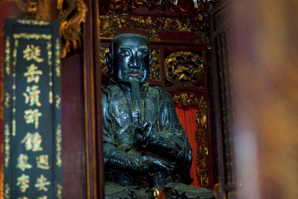 Tuong Dong Den is known for its monumental size and intricate craftsmanship
